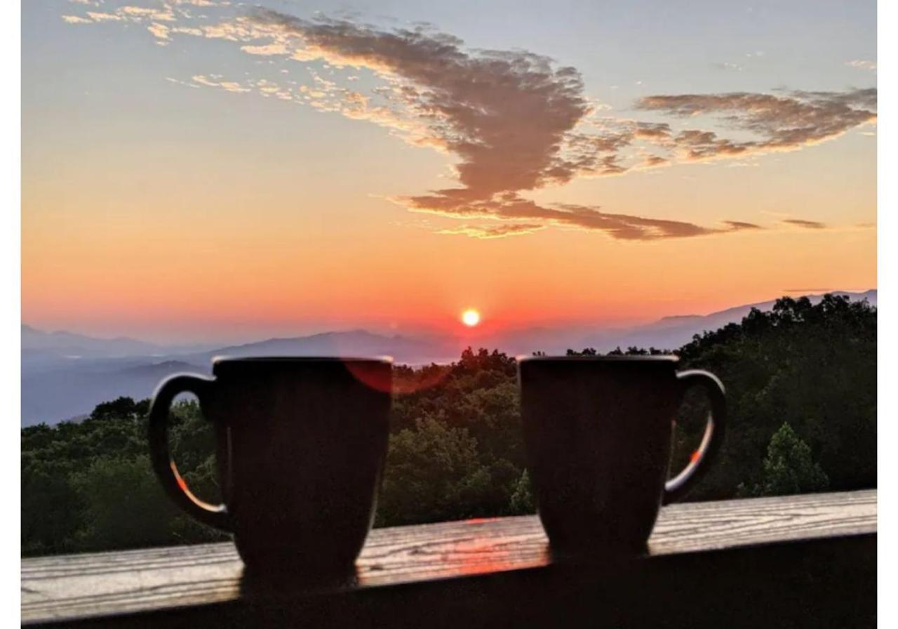Sky High Views!!-Peak Mountaintop-Outdoor Pool-Close To Downtown-Private Balcony-Wifi-Cable Гатлінбург Екстер'єр фото