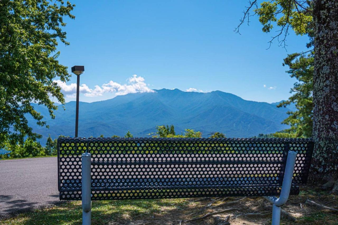 Sky High Views!!-Peak Mountaintop-Outdoor Pool-Close To Downtown-Private Balcony-Wifi-Cable Гатлінбург Екстер'єр фото