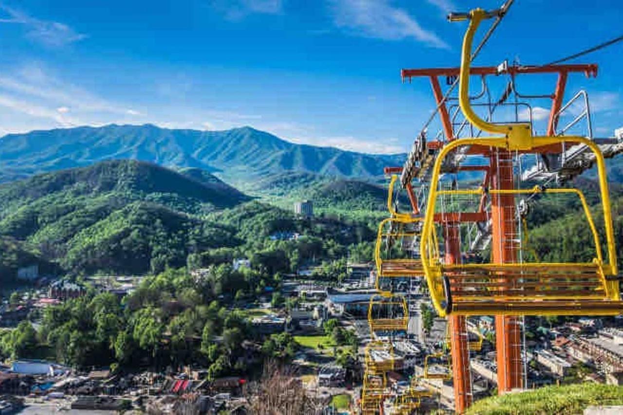 Sky High Views!!-Peak Mountaintop-Outdoor Pool-Close To Downtown-Private Balcony-Wifi-Cable Гатлінбург Екстер'єр фото