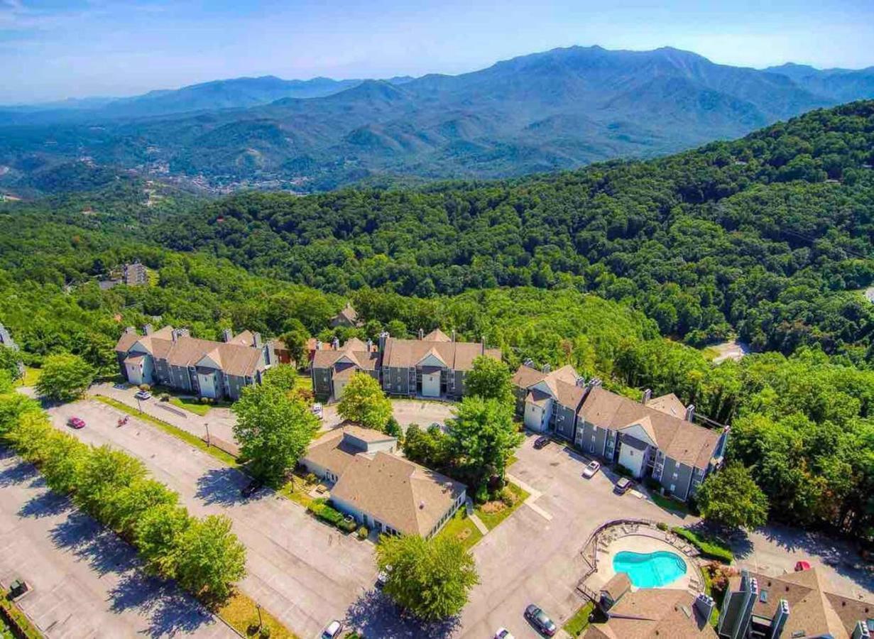 Sky High Views!!-Peak Mountaintop-Outdoor Pool-Close To Downtown-Private Balcony-Wifi-Cable Гатлінбург Екстер'єр фото