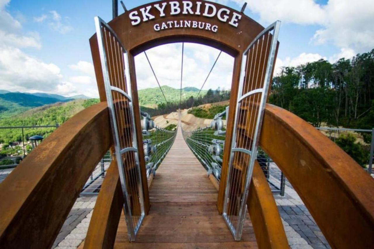 Sky High Views!!-Peak Mountaintop-Outdoor Pool-Close To Downtown-Private Balcony-Wifi-Cable Гатлінбург Екстер'єр фото