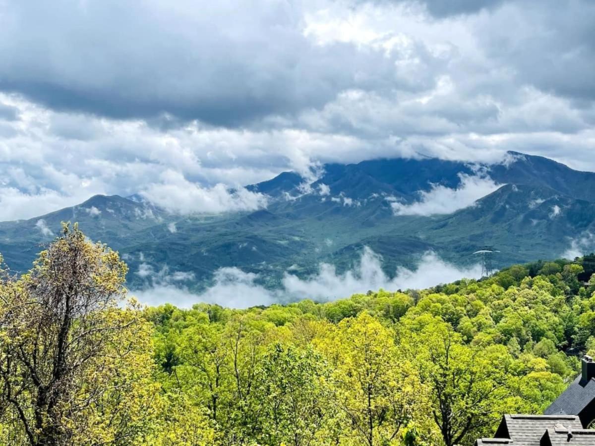 Sky High Views!!-Peak Mountaintop-Outdoor Pool-Close To Downtown-Private Balcony-Wifi-Cable Гатлінбург Екстер'єр фото