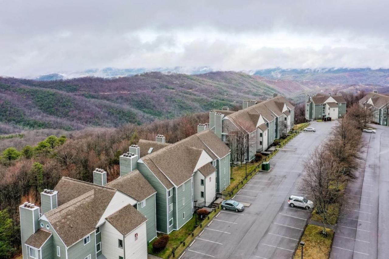 Sky High Views!!-Peak Mountaintop-Outdoor Pool-Close To Downtown-Private Balcony-Wifi-Cable Гатлінбург Екстер'єр фото